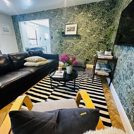 2 Bed Beckenham Beauty - Pet Friendly Villa Крайстчърч Екстериор снимка