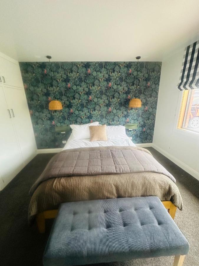 2 Bed Beckenham Beauty - Pet Friendly Villa Крайстчърч Екстериор снимка