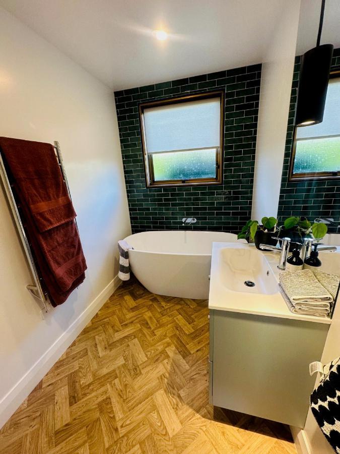 2 Bed Beckenham Beauty - Pet Friendly Villa Крайстчърч Екстериор снимка