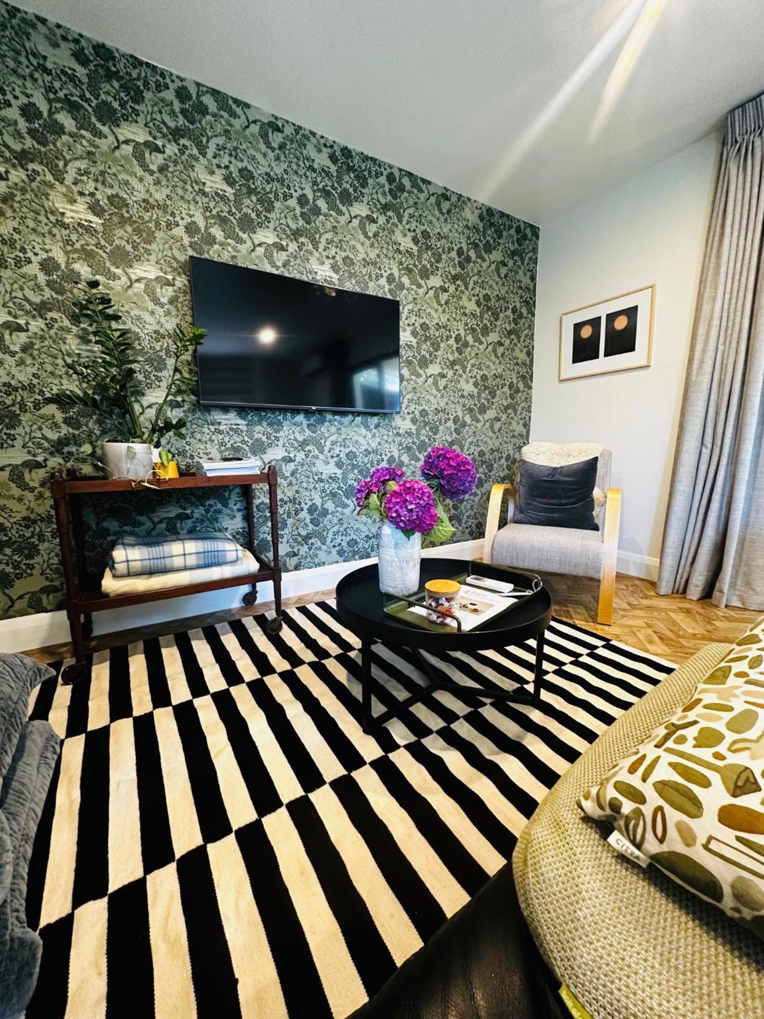 2 Bed Beckenham Beauty - Pet Friendly Villa Крайстчърч Екстериор снимка