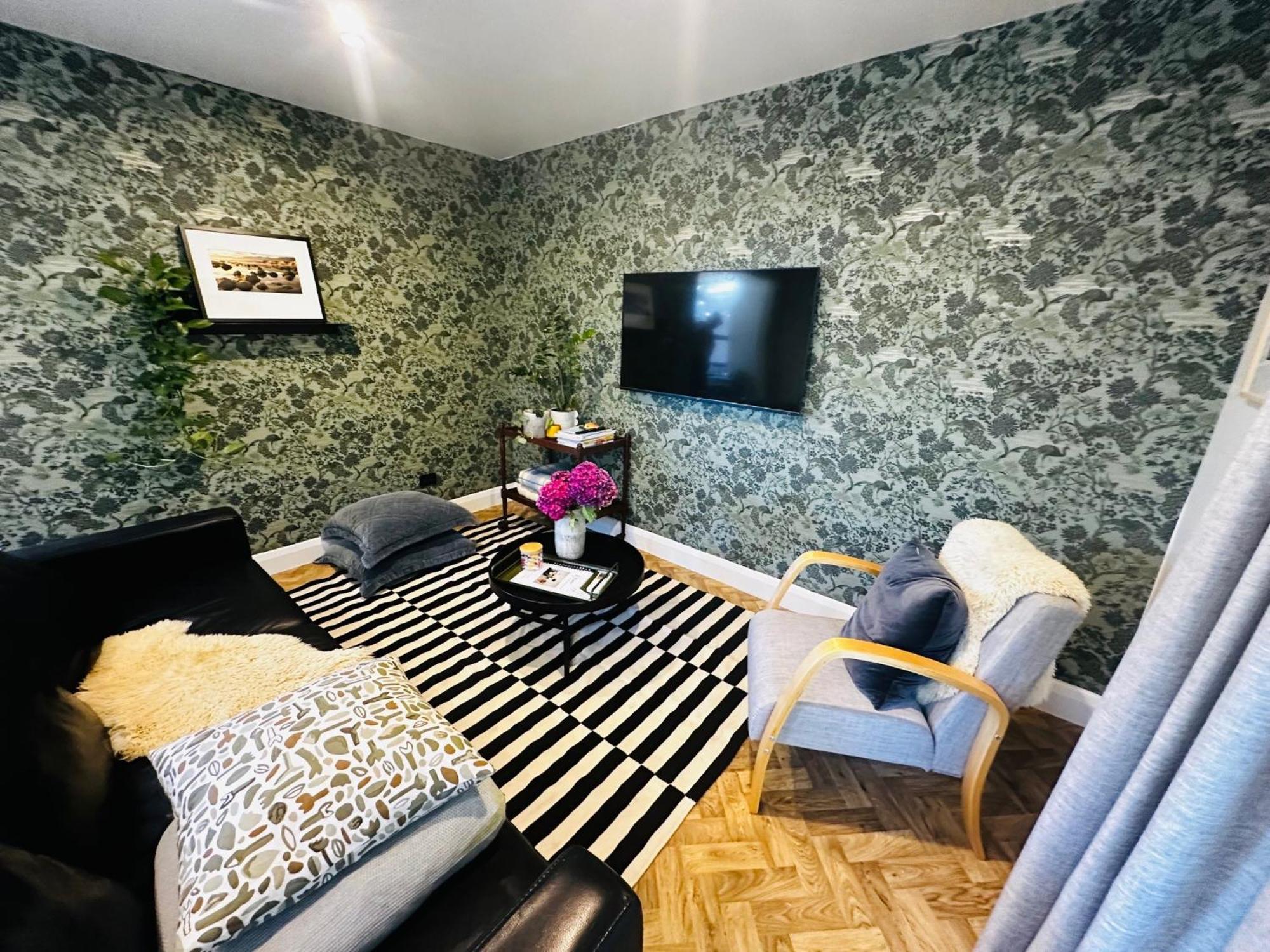 2 Bed Beckenham Beauty - Pet Friendly Villa Крайстчърч Екстериор снимка